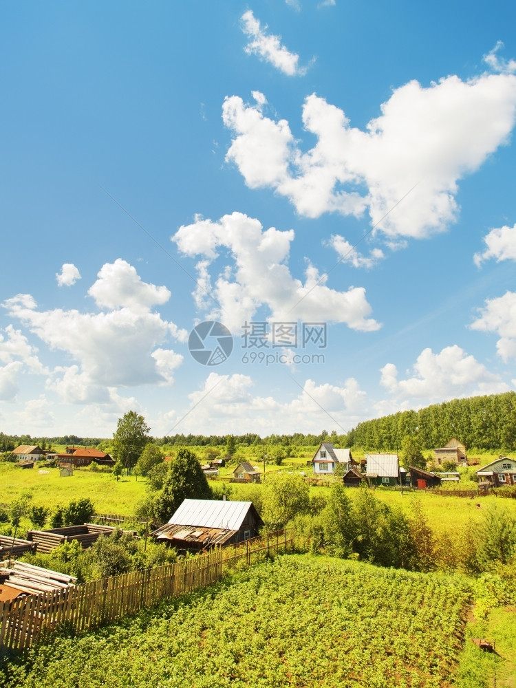 栅栏木头阳光明媚的夏日俄罗斯村高角度视野天图片