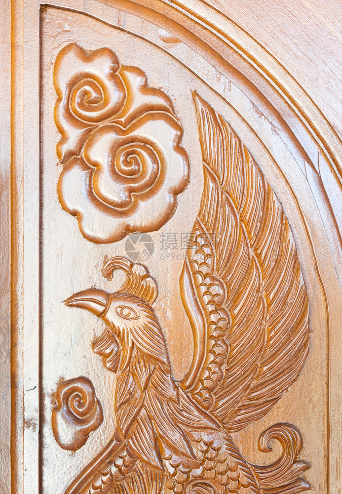 屋复古的农舍大木门上手工雕刻的孔雀形式优质的图片