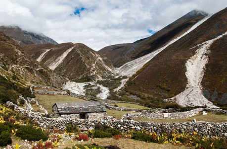 亚洲尼泊尔高地村庄和喜马拉雅山峰的尼泊尔人生活多云的场景图片