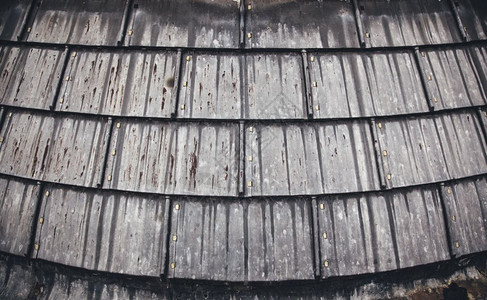 旧金属屋顶装饰和防护的详情海浪镀锌有条纹的图片