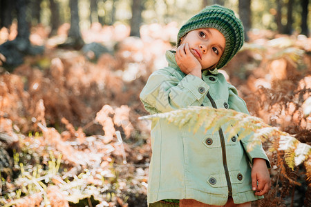 小女在秋天的森林里玩耍图片