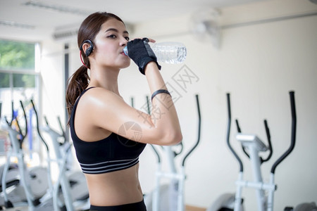 健身房喝水的运动女青年图片