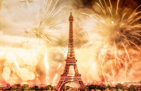 金子塔艾菲尔塔周围的巴黎烟花新一年婚礼乐趣焰火设计图片