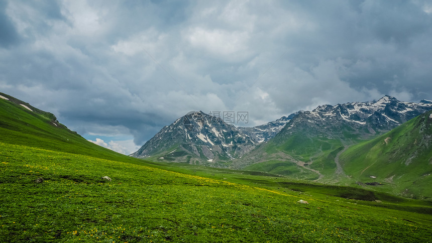 喜马拉雅闪电旅行查谟和克什米尔邦Sonamarg美丽的山地景观图片