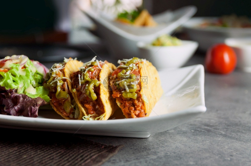墨西哥食品塔可肉美味土生牛肉tacosShells加沙拉吃一顿饭油炸图片