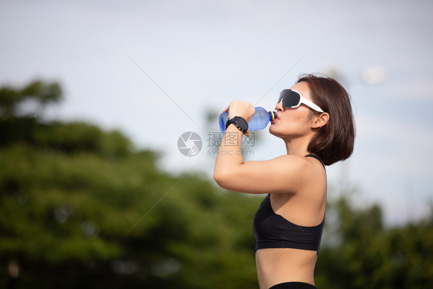 户外健身的女人图片