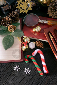 树圣诞快乐和新年的概念和其他装饰品框架丝带图片