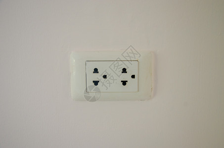 墙上的电源插座被覆盖头白色的盘子图片