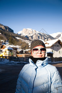 屋意大利阿尔卑斯山度假胜地中的年轻美女户外顶峰图片