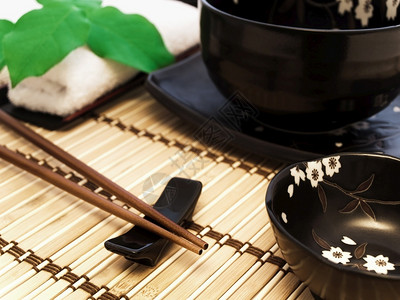 日本人树叶餐具提供碗和绿的东方风格餐桌供人使用图片