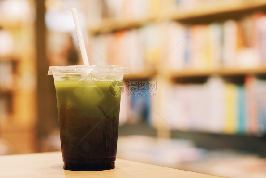回收塑料杯和纸草的冰绿色茶颜带走寒冷的图片