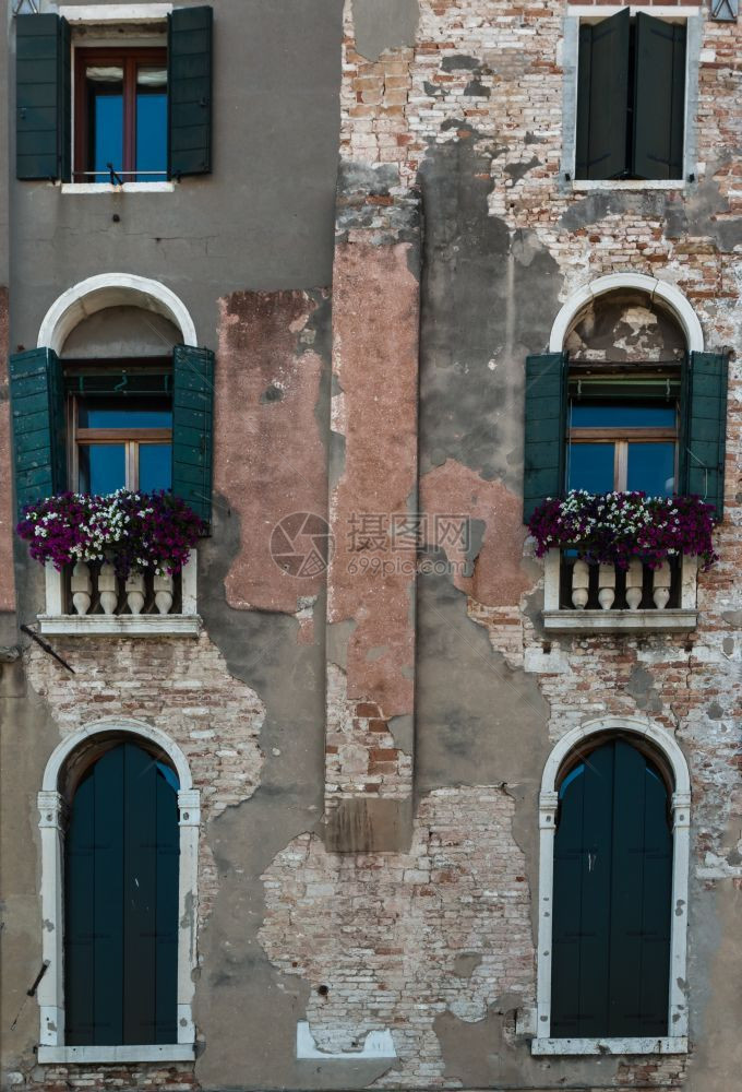 沿着颜色砖意大利威尼斯典型水运河一带古老的风景图片