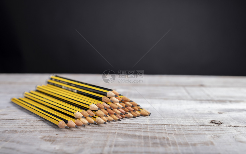 随机的许多铅笔堆在木板上叠的锋利图片