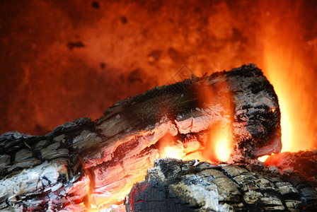 壁炉在寒冷的日子里燃烧高清图片