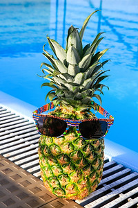 泳池边戴太阳眼镜的菠萝图片