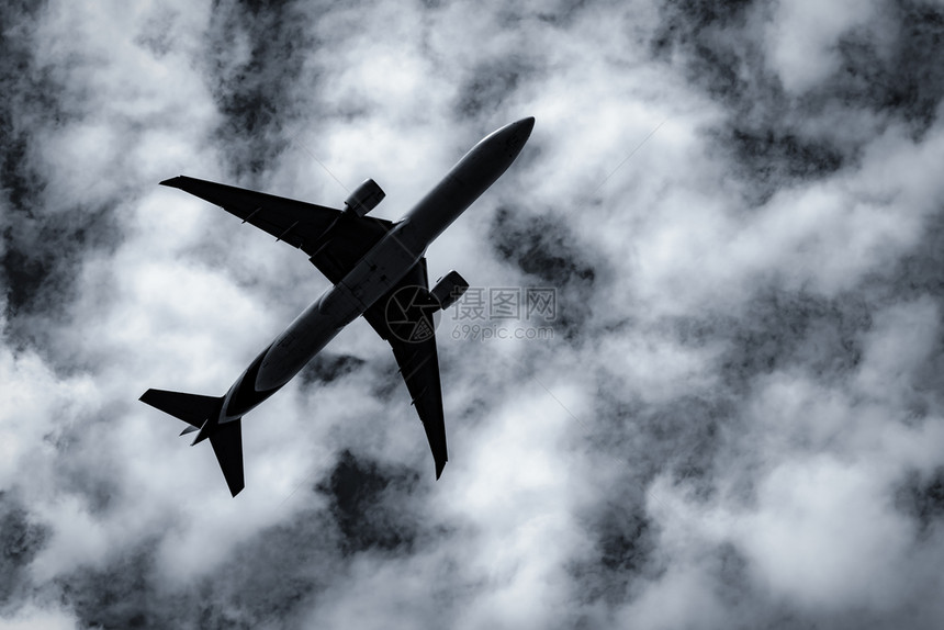 商业航空公司在夜和白毛云上飞行机从冠状出航空业务危机时中运输Sad旅行的航班落空飞机乘坐日冕航空业务危机绝望喷射乘客图片