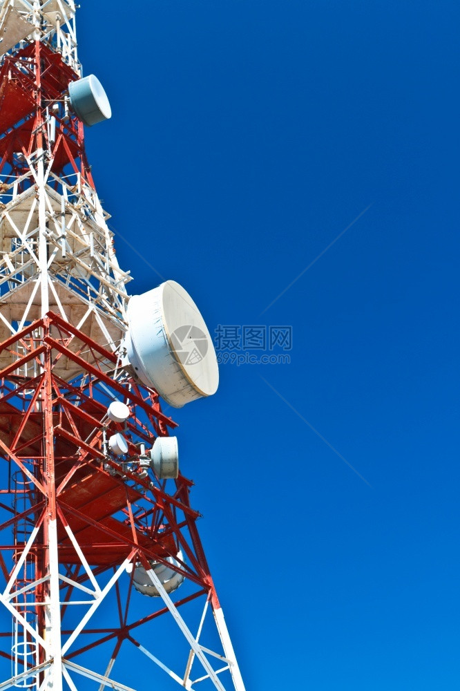 联系配有美丽的蓝色天空通讯塔的信台以及一个美丽的蓝天通讯塔带宽微波炉图片