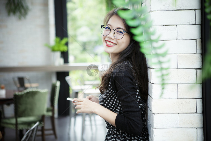 露齿的微笑美丽亚洲年轻女笑脸快乐情爱感牙齿图片