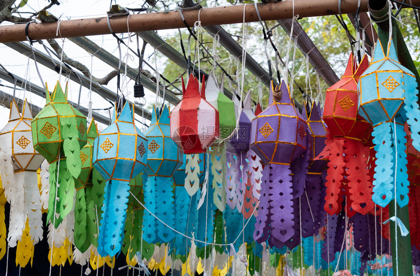 亚洲人气球好的泰国传统风格手工艺灯笼多姿彩挂在泰国寺庙附近以换取财富和好运在泰国北部新年节举行图片