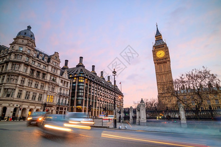 著名的游客伦敦与大本和议会厦的天际连线在英国的黄昏纪念碑图片