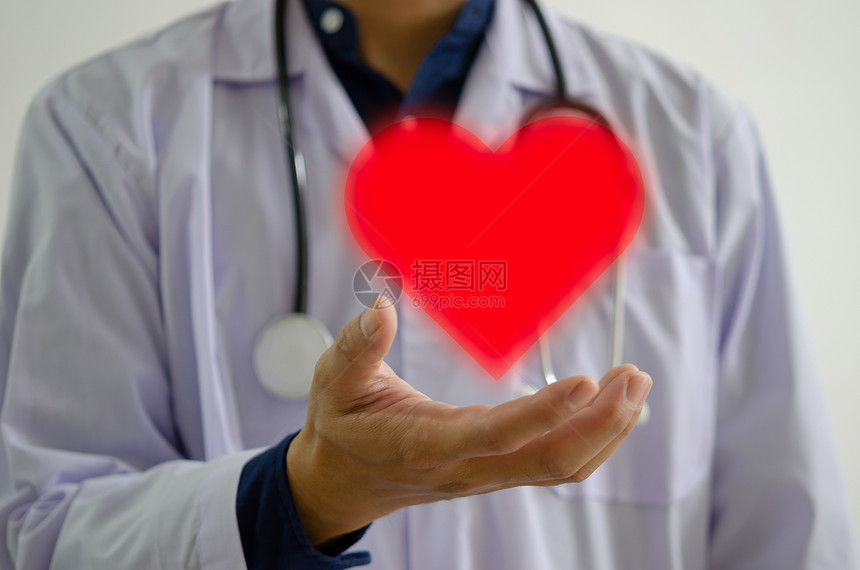 向医生护士和务人员发出鼓励的信请与红心圣像手牵水平的象征医疗图片