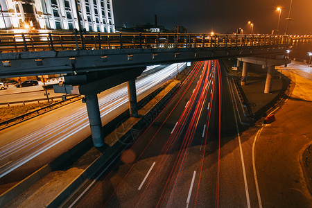 红色的车辆黄昏时长期于交通高速公路系统在乌克兰基辅被击路途繁忙的汽车小径城市背景图片
