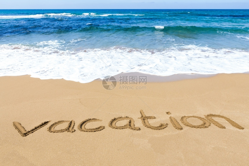 写在沙滩上的英文假期图片