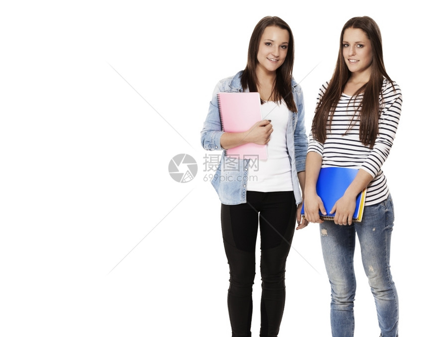 女成人友好两名学生的肖像照片上面写着两个漂亮的女学生笔记板肖像其中两位是白人背景的笔记板图片