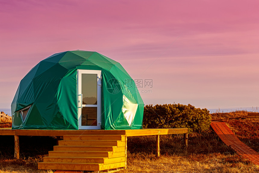 地质穹顶圆堪察加半岛日落时太平洋上的绿色豪华帐篷堪察加半岛日落时太平洋上的绿色豪华帐篷日出图片