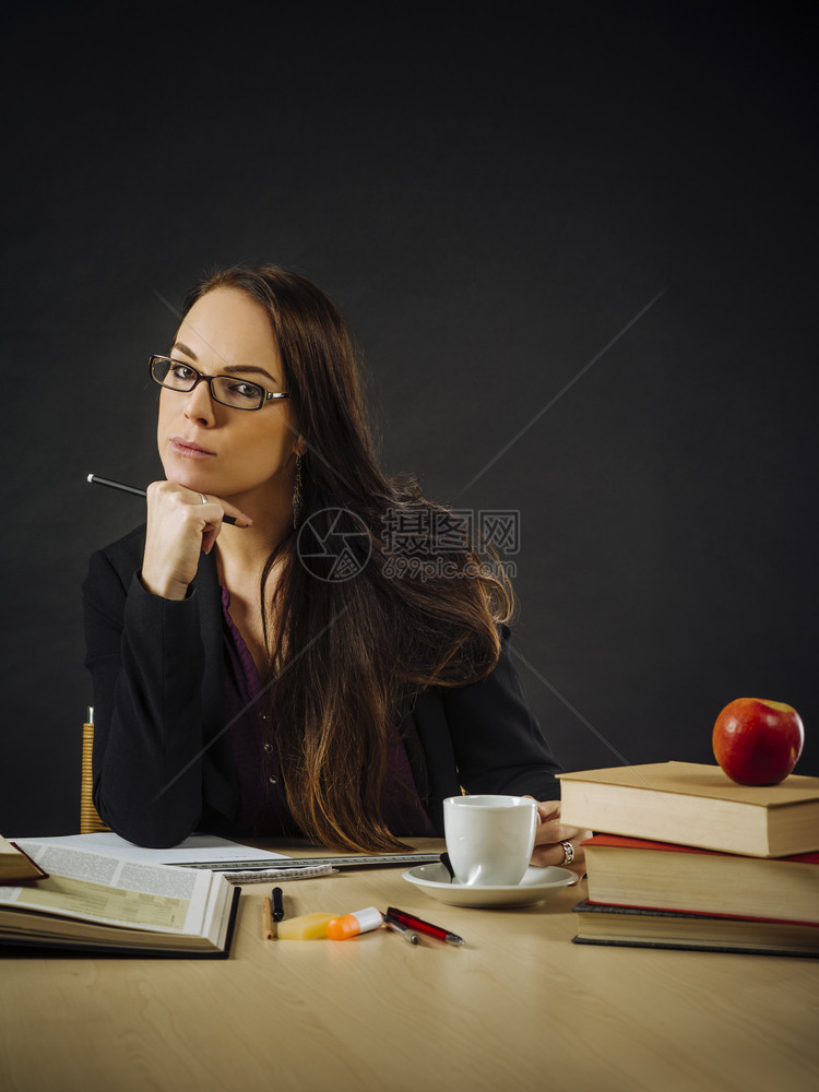 快乐的吸引人照片来自一位教师或女商人她身着30rsquops的照片坐在一张大黑板前的桌子上教育图片