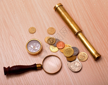 勘探乐器木制桌罗盘望远镜放大器和硬币上的箭放大器和硬币老的图片