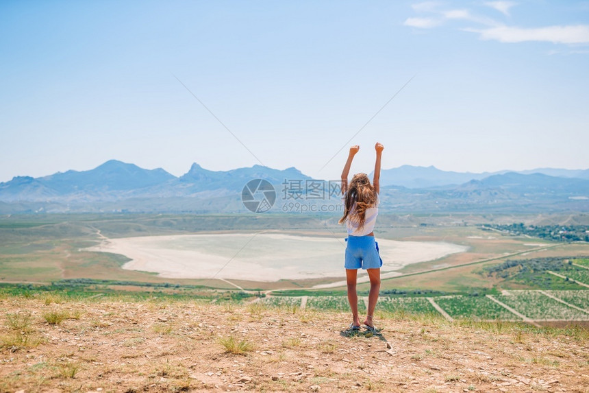 游客欧洲人们在山上暑假的小女孩白岩背景的度假男孩在白色岩石背景图片