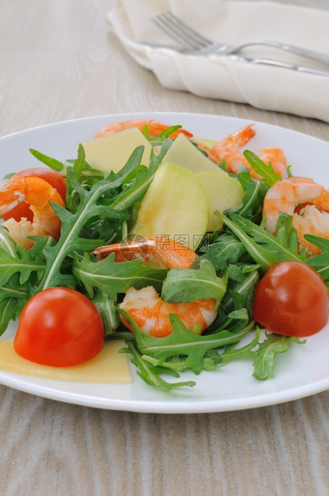 倾角饮食简单的沙律和樱桃西红柿虾苹果片和面粉图片