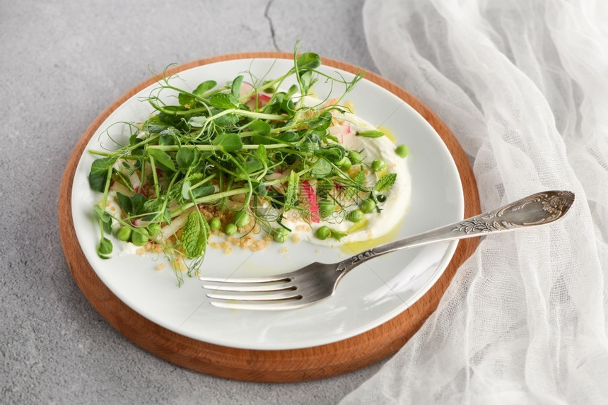 豆芽制作肉汁Vegan健康沙拉制造了微型绿豆quinoa萝卜薄荷和酸奶图片