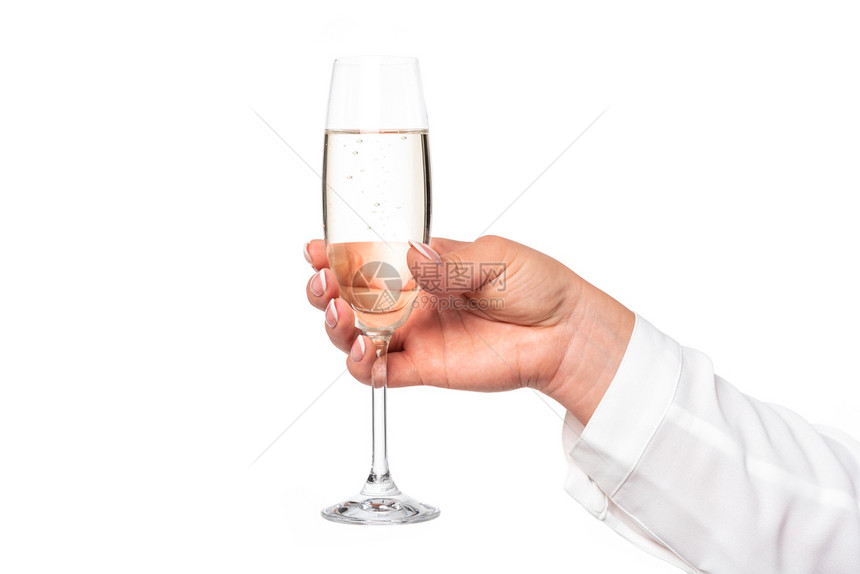 美丽和完的女手握着一杯香槟或葡萄酒在特闭时以白色背景隔离在底幕上庆祝手指典图片