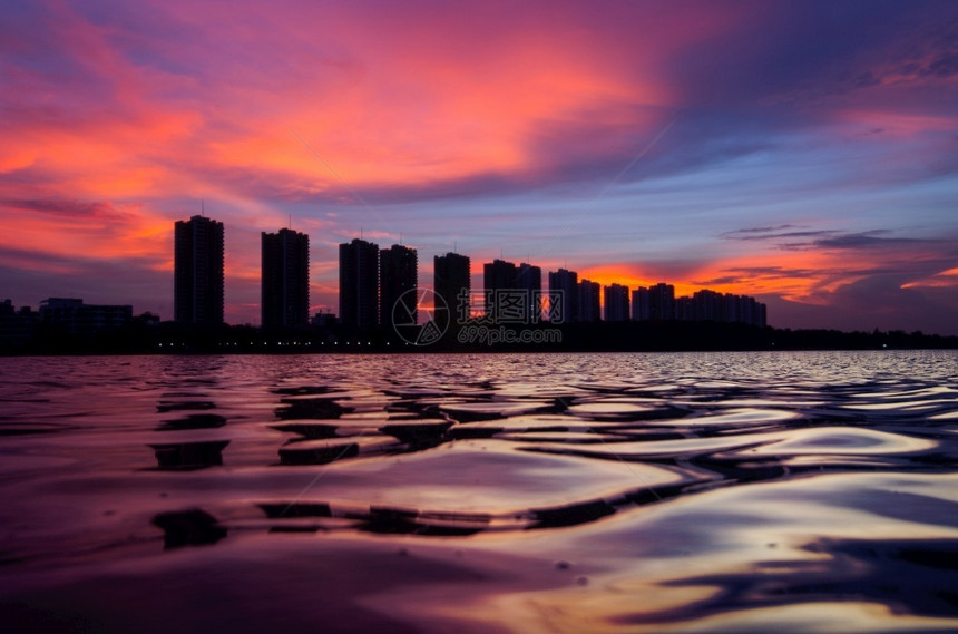 商业场景曼谷夕阳天空附近的现代住宅建筑美丽的外观现代住宅楼美丽的外观现代住宅楼生动图片