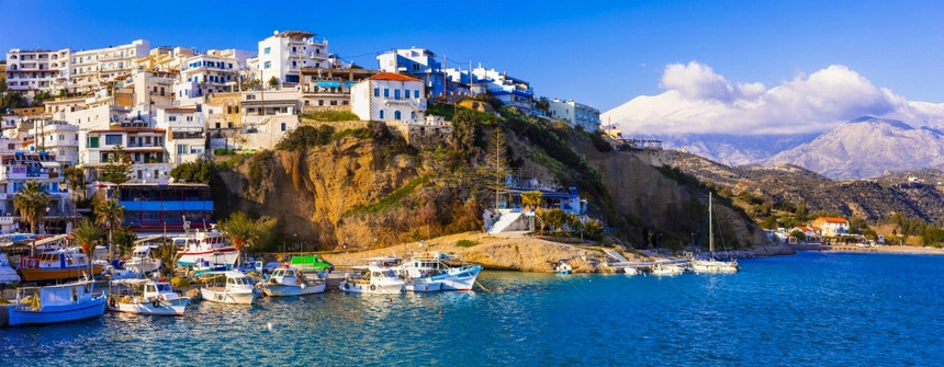 蓝色的海滩天空克里特岛风景优美的传统捕鱼村AgiaGalali希腊南部受欢迎的旅游地点图片