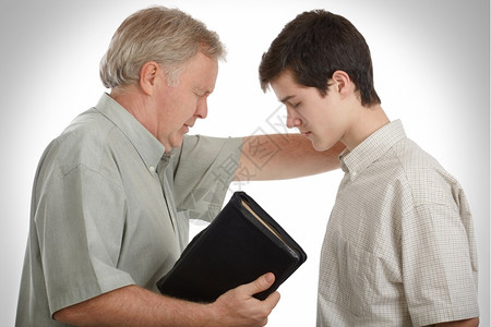 父亲引领他的儿子为而祈祷手转变图片