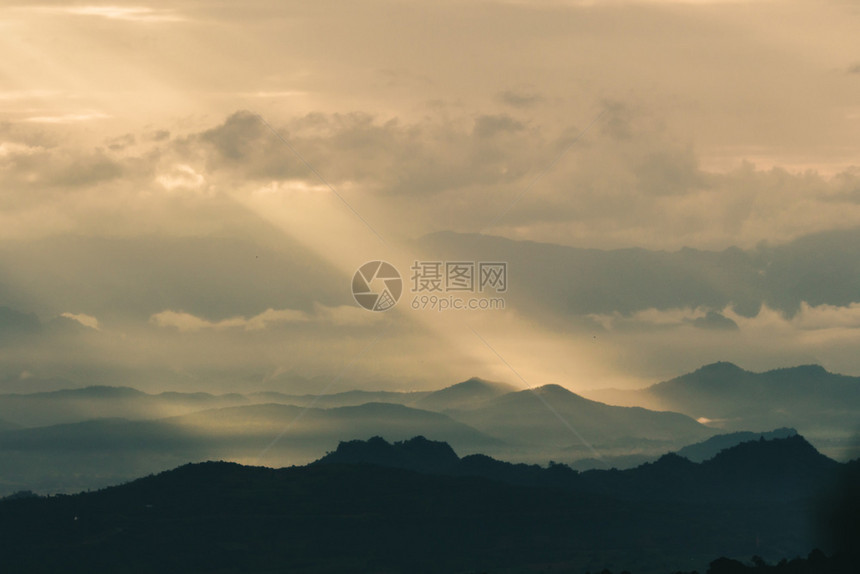 自然山上美丽的日出缅甸风景与太阳在橙色乌云中照亮阳光闪的图片