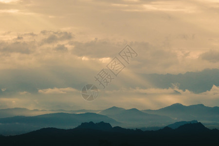 黎明森林场景山上美丽的日出缅甸风景与太阳在橙色乌云中照亮图片