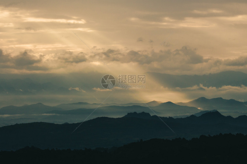 日落自然山上美丽的日出缅甸风景与太阳在橙色乌云中照亮黄昏图片