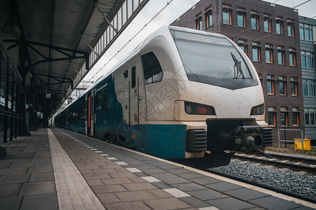 人们城市间客运输火车列德国电的图片