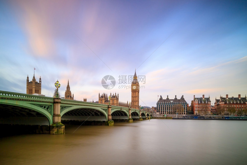 场景伦敦与大本和英国议会厦的伦敦天际连线城市的灯图片