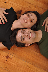 棕色的家庭姐妹和兄弟在地板上躺放轻松着的亲密友谊生活图片