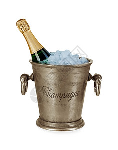 闪发光的香槟瓶装在桶里白底带冰块隔开一种金子高清图片