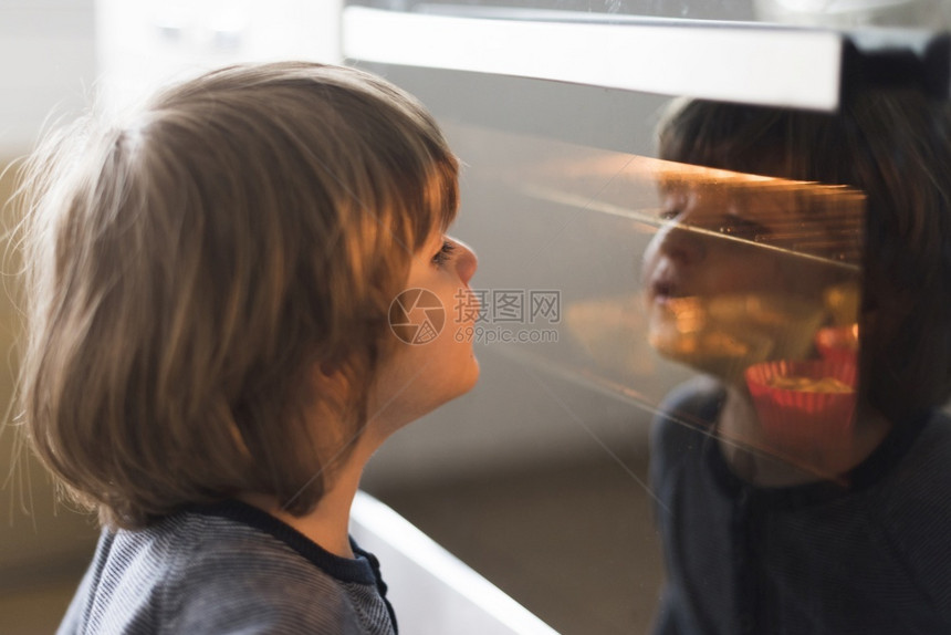 孩子们关紧闭的小孩看烤炉男生布局图片