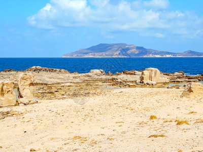 旅行西里岛岩石海岸的景象云线图片