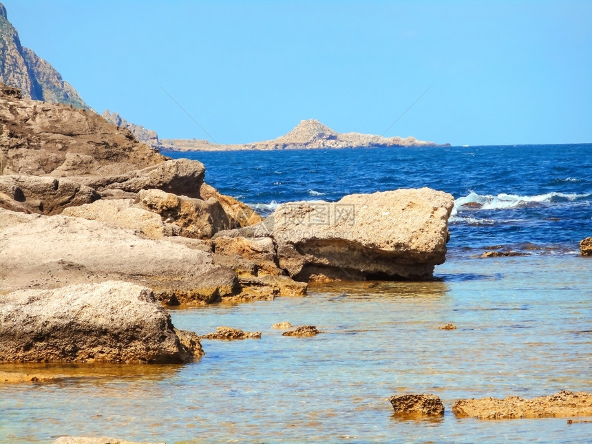 旅行冲浪西里岛岩石海岸的景象结图片