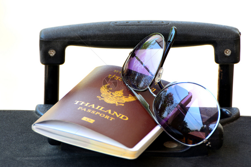 粉笔邀请飞机场护照放在行李上白色背景旅行时被隔离图片