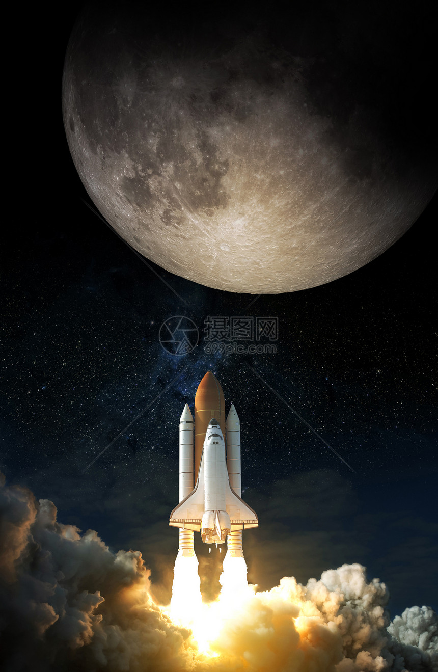 离开云航天飞机起往月球由美国航天局提供的这张图像元素系统图片